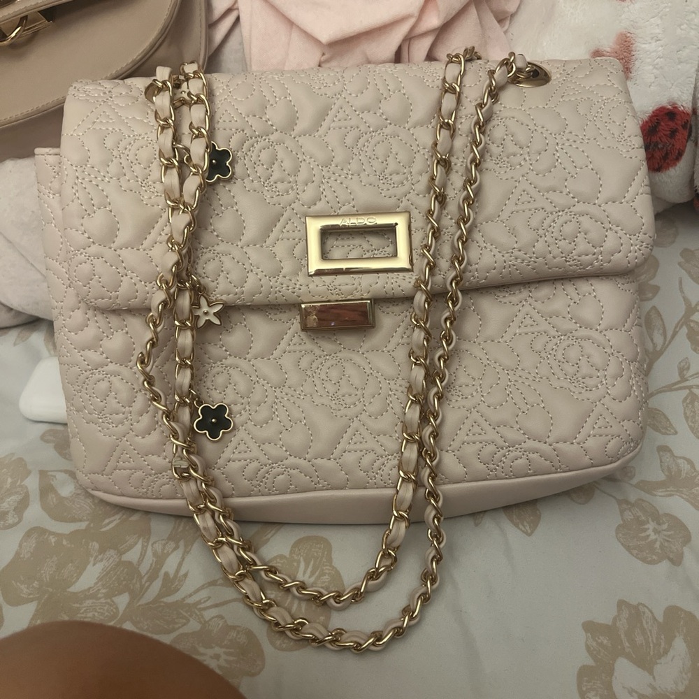 WOMENS ALDO SHOULDER BAG 
Has been lightly used only worn a couple times !